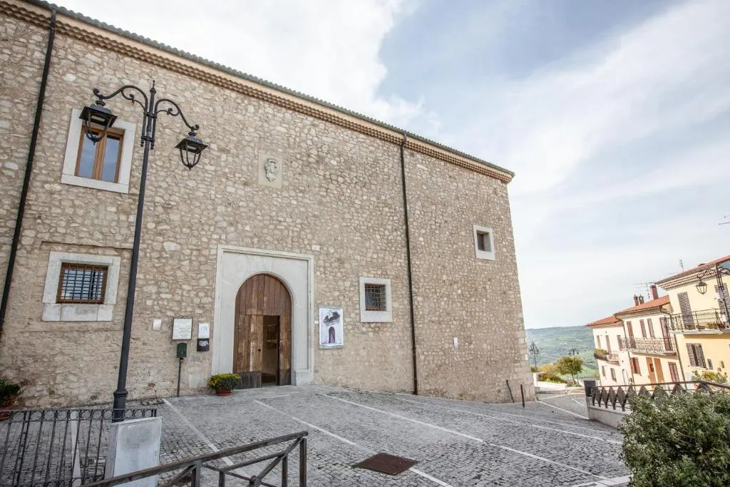 Castello Ruspoli-Candriano nel centro di Torella dei Lombardi